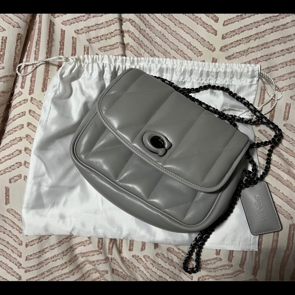 COACH MADISON
Gray Quilted Leather Shoulder Bag